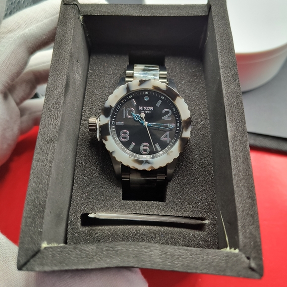 Nixon watch 38-20 new with tag - Picture 3 of 3